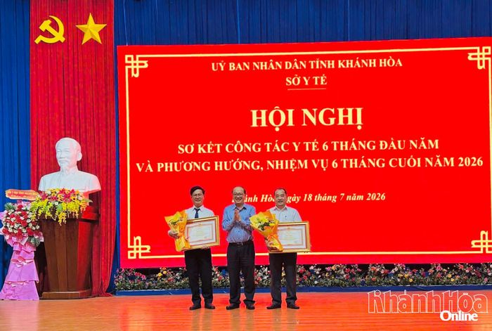 Lãnh đạo Sở Y tế trao bằng khen của Thủ tướng cho 2 tập thể