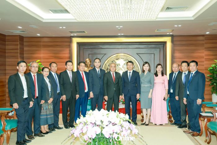 Đồng chí Nguyễn Thanh Hà và đồng chí Somboun Heuangvongsa cùng các thành viên chụp hình lưu niệm.