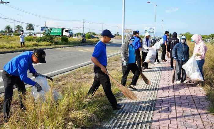 Các lực lượng tham gia tổng dọn vệ sinh môi trường.