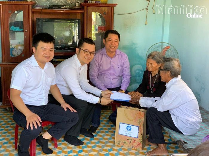 Đại diện các đơn vị tặng quà cho gia đình có hoàn cảnh khó khăn trên địa bàn xã.