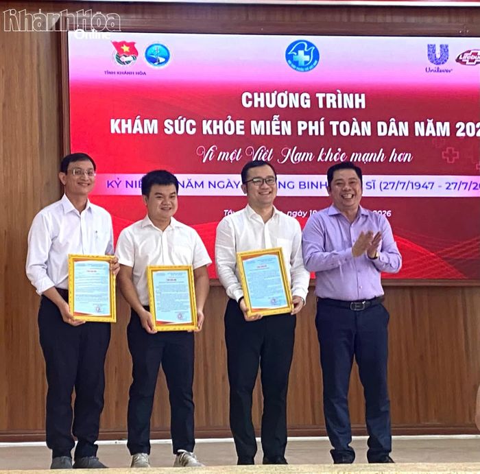 Lãnh đạo địa phương trao thư cảm ơn các đơn vị tổ chức chương trình.