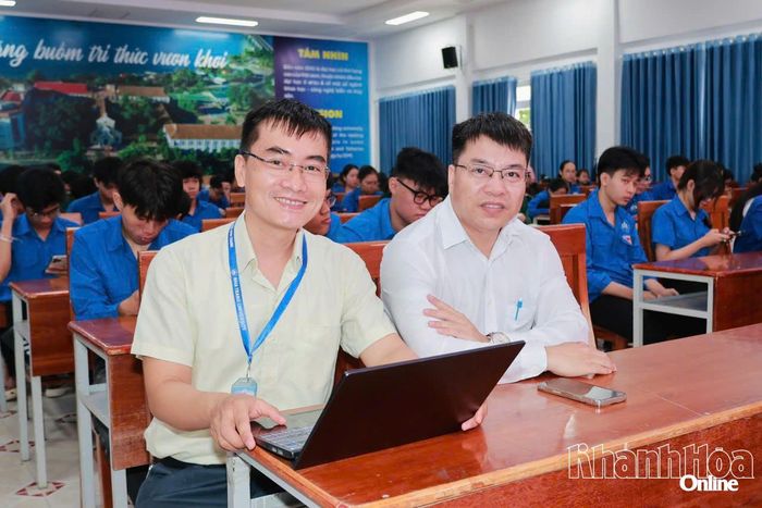 Ông Đỗ Lê Hữu Nam (bìa trái).