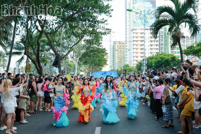 Các vũ công trong trang phục nàng tiên cá nhận được sự chào đón của khán giả.