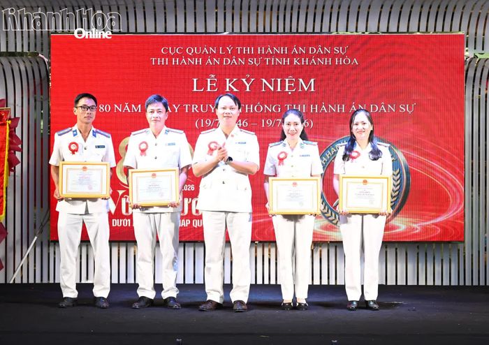 Các tập thể, cá nhân được nhận giấy khen.