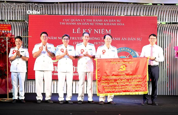 Đồng chí Nguyễn Thanh Hà trao tặng bức trướng cho Thi hành án dân sự tỉnh.
