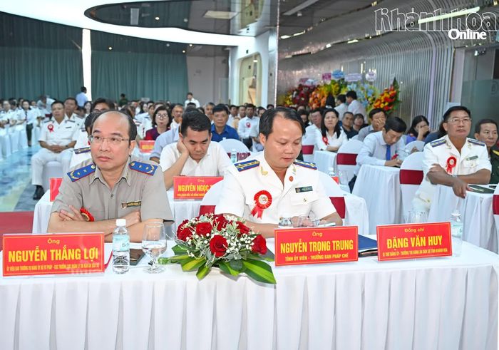 Các đại biểu tham dự buổi lễ.