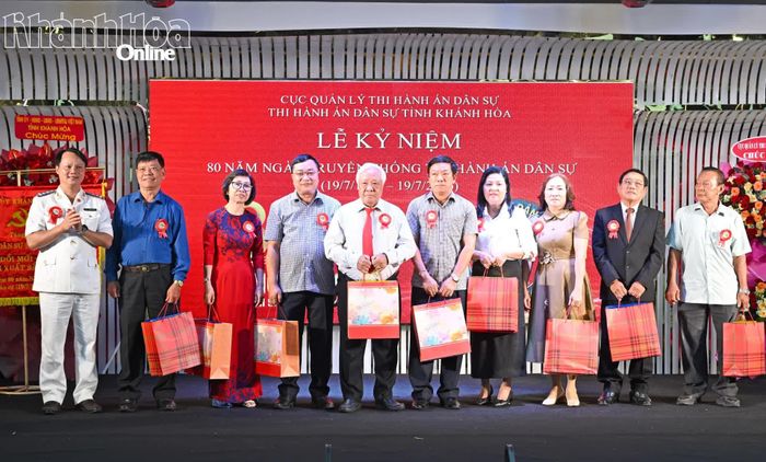 Lãnh đạo Thi hành án dân sự tỉnh tặng quà tri ân các thế hệ cán bộ Thi hành án dân sự tỉnh.