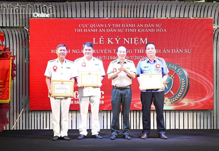 Ông Nguyễn Thắng Lợi trao bằng khen cho các tập thể, cá nhân.
