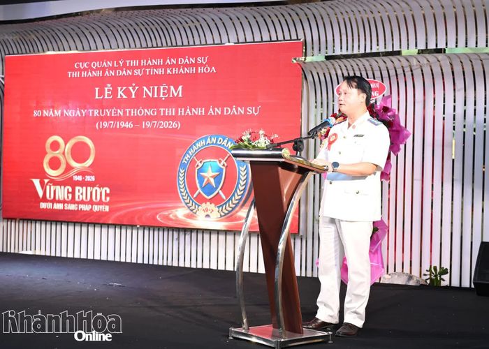 Lãnh đạo Thi hành án dân sự tỉnh đọc diễn văn tại buổi lễ.