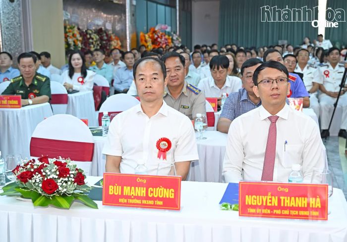 Các đại biểu tham dự buổi lễ.