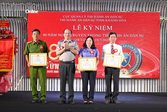 Các tập thể, cá nhân được nhận giấy khen.