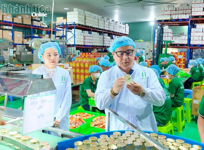 Thành viên đoàn công tác của Canada tìm hiểu tại khu vực sản xuất của DTGROUP.