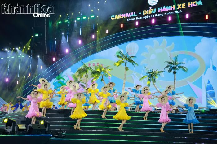 Những vũ điệu sôi động mở màn chương trình Carnival và biểu diễn nghệ thuật.