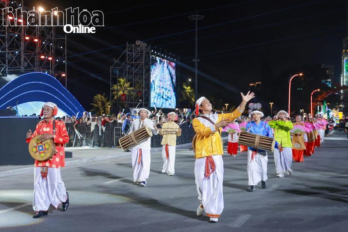 Đoàn nghệ nhân, diễn viên trong trang phục dân tộc Chăm tham gia vũ hội đường phố.