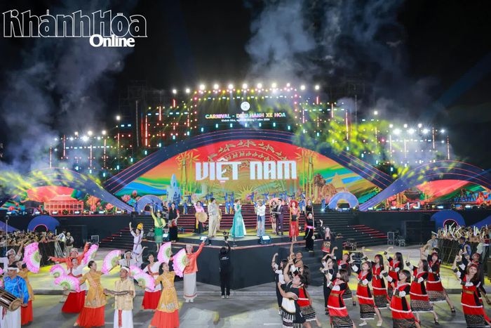 Không gian sân khấu lung linh sắc màu trong đêm Carnival.