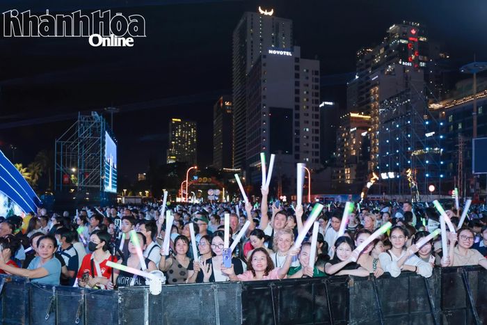 Khán giả cổ vũ nhiệt tình cho các màn trình diễn trong lễ hội Carnival.