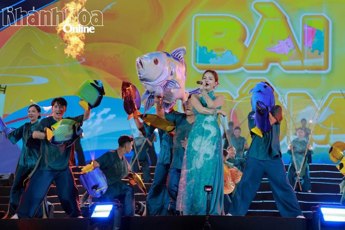 Ca sĩ Phạm Quỳnh Anh với Bài ca tôm cá.