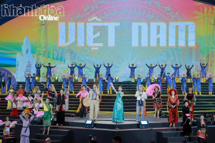 Các ca sĩ cùng thể hiện liên khúc Vịnh ngọc bừng sáng - Tinh hoa Việt Nam.