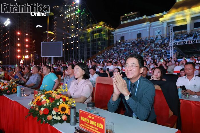 Phó Chủ tịch Thường trực UBND tỉnh Nguyễn Long Biên và đại biểu dự chương trình.