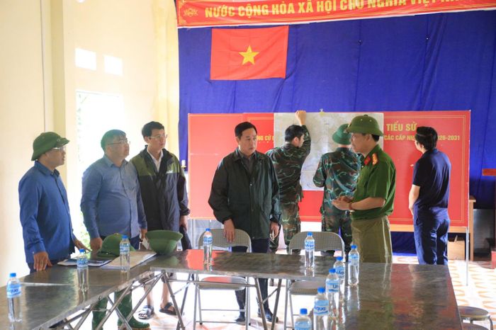 Sáng 18/7, sau khi mưa lũ gây thiệt hại nghiêm trọng trên địa bàn, đồng chí Hà Quang Trung - Phó Bí thư Tỉnh ủy, Chủ tịch UBND tỉnh đã trực tiếp đến hiện trường kiểm tra, chỉ đạo công tác khắc phục hậu quả và triển khai các biện pháp ứng phó với diễn biến thiên tai.
