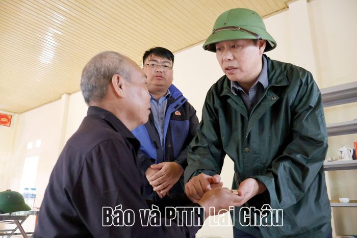 Đồng chí Chủ tịch UBND tỉnh Hà Quang Trung chia sẻ mất mát với người dân vùng lũ.