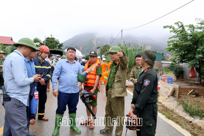 Đồng chí Chủ tịch UBND tỉnh Hà Quang Trung và lãnh đạo các sở, ngành, lực lượng vũ trang tập trung khắc phục hậu quả sau lũ.