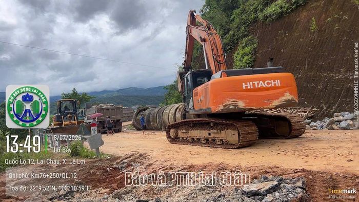 Các đơn vị thi công huy động nhân lực, máy móc khẩn trương khắc phục sự cố.