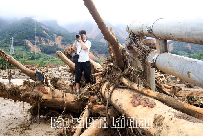 Phóng viên Báo và phát thanh, truyền hình Lai Châu không quản ngại khó khăn, nguy hiểm, tác nghiệp tại vùng lũ.
