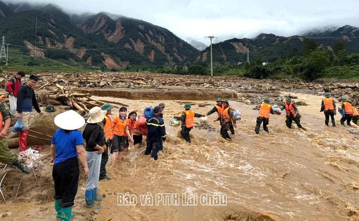 Vượt qua các khó khăn, nhu yếu phẩm được chuyển đến từng hộ gia đình.