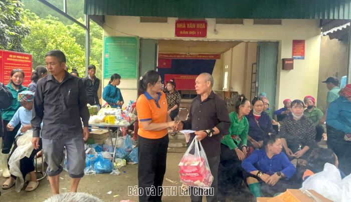 Thành viên Nhóm cháo từ thiện Lai Châu cùng các nhà hảo tâm thăm hỏi, động viên và trao quà hỗ trợ các hộ dân bị ảnh hưởng nặng nề do thiên tai trên địa bàn xã Mường Than.