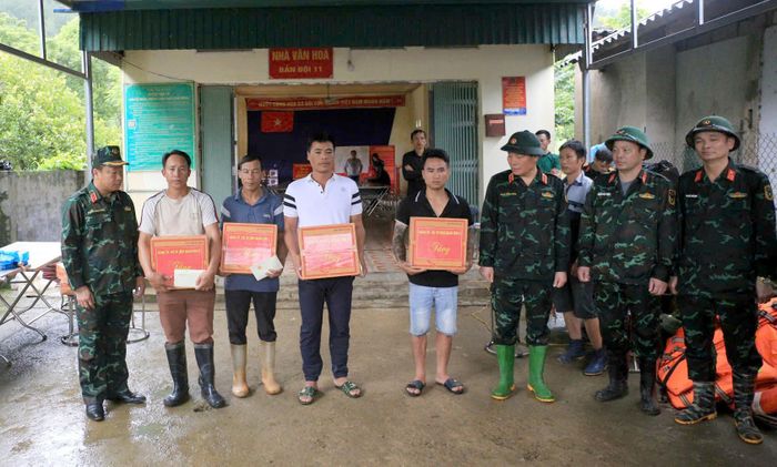 Thủ trưởng Bộ Tư lệnh Quân khu II và Bộ Chỉ huy Quân sự tỉnh tặng quà cho người dân vùng lũ Mường Than.