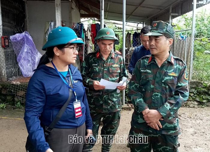Thủ trưởng Bộ Chỉ huy Quân sự tỉnh nắm tình hình thiệt hại và khắc phục hậu quả sau lũ của xã Mường Than.