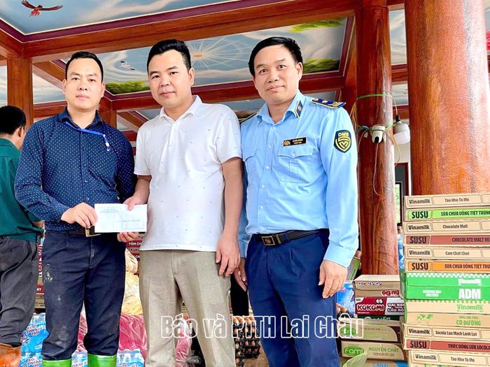 Sở Công Thương hỗ trợ người dân vùng lũ, bị cô lập tại xã Mường Than.