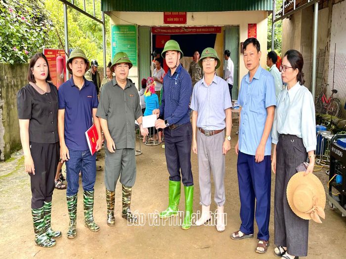 Đoàn công tác phường Tân Phong trao tiền hỗ trợ xã Mường Than.