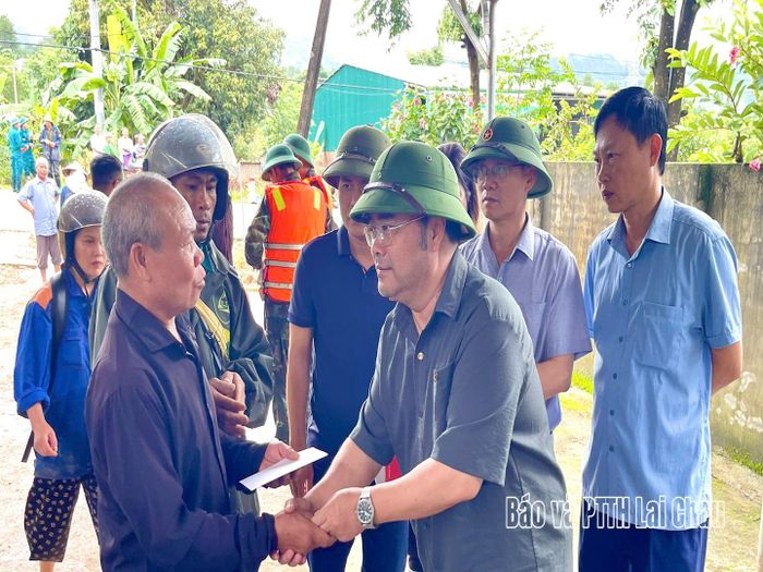 Đồng chí Bí thư Đảng ủy phường Tân Phong Mùa A Trừ đã trực tiếp trao tiền hỗ trợ và thăm hỏi động viên gia đình có người thiệt mạng do mưa lũ.