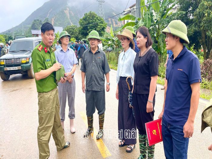 Lãnh đạo phường Tân Phong nắm bắt tình hình thiệt hại, đời sống người dân sau mưa lũ tại xã Mường Than.