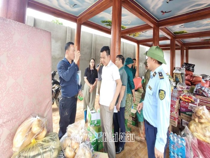 Xe chở hàng quyên góp của phường Tân Phong tiếp cận vùng lũ, xếp dỡ, tập kết hàng hóa giúp đỡ nhân dân xã Mường Than.