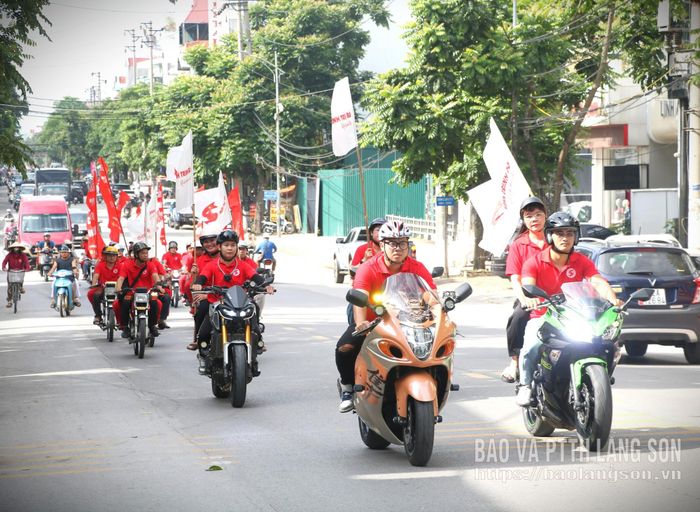 Các tình nguyện viên tham gia diễu hành tuyên truyền lưu động về hiến máu tình nguyện trên các tuyến phố chính thuộc các phường trên địa bàn tỉnh