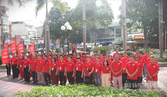 Các đại biểu và tình nguyện viên tham gia dâng hương tại Khuôn viên lưu niệm Chủ tịch Hồ Chí Minh, phường Đông Kinh