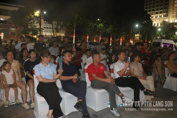 Các đại biểu và đông đảo người dân tham dự chương trình