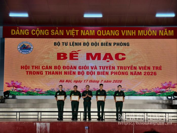 Lãnh đạo Bộ Tư lệnh Bộ đội Biên phòng trao giải nhì cho các tập thể, cá nhân xuất sắc