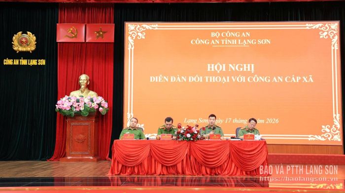Các đồng chí lãnh đạo Công an tỉnh tham dự Hội nghị diễn đàn đối thoại với Công an cấp xã