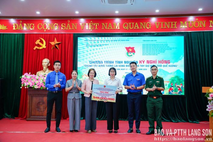Ban Tổ chức trao biển tượng trưng tổng nguồn lực chương trình tình nguyệnKỳ nghỉ hồng 