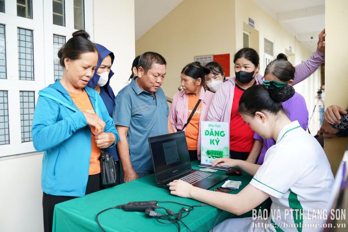 Đông đảo người dân tham gia đăng ký khám mắt miễn phí tại chương trình