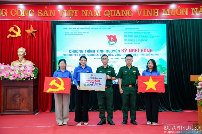 Đại diện Ban Tổ chức trao tặng biển tượng trưng 100 lá cờ Đảng, 100 lá cờ Tổ quốc cho Đồn Biên phòng Cửa khẩu Chi Ma