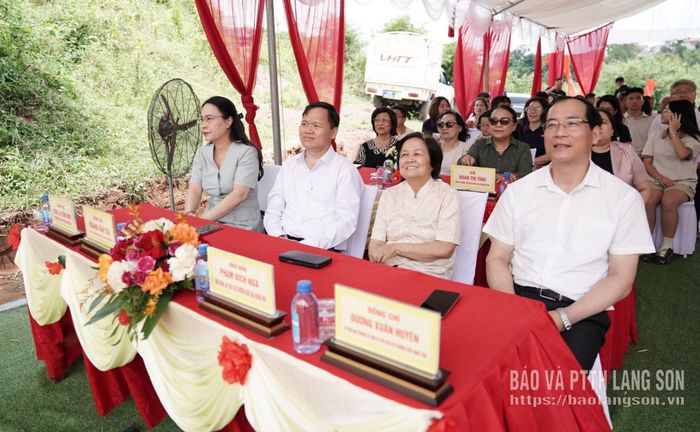 Đồng chí Dương Xuân Huyên, Ủy viên Ban Thường vụ Tỉnh ủy, Phó Chủ tịch Thường trực HĐND tỉnh và các đại biểu dự lễ khởi công