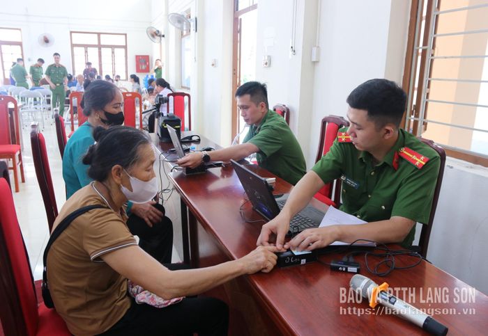 Lực lượng chức năng xác thực thông tin thân nhân các liệt sỹ