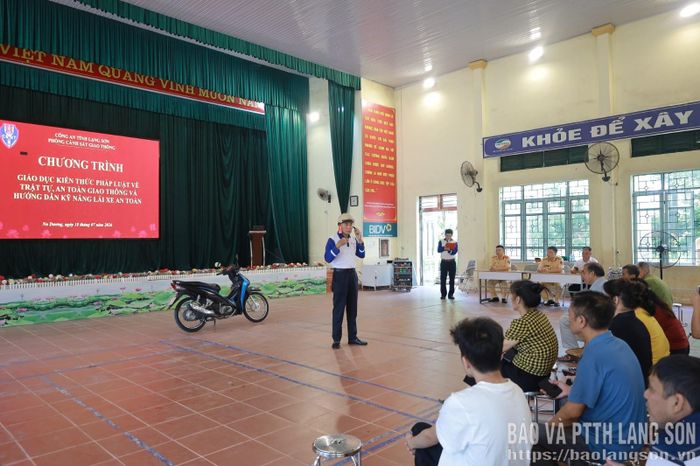 Cán bộ Công ty Honda Trung Dũng Lạng Sơn hướng dẫn người dân đội mũ bảo hiểm đúng quy chuẩn trước khi tham gia giao thông