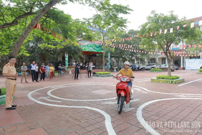 Người dân xã Na Dương thực hành đi trong sa hình sau khi được cán bộ Phòng CSGT hướng dân