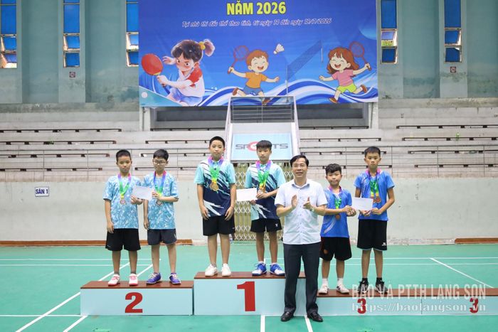 Đại diện Ban tổ chức trao giải cho các VĐV xuất sắc nhất môn bóng bàn nội dung đôi nam nhóm 2